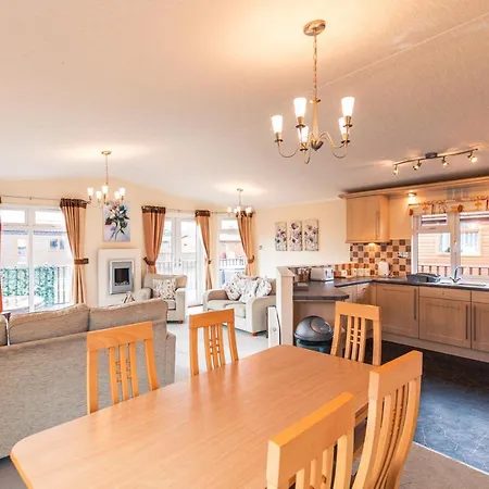 Saffron With Hot Tub