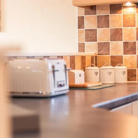 Saffron With Hot Tub Lodge *