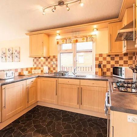 Saffron With Hot Tub Lodge Malton