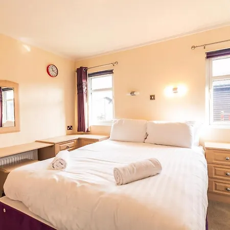 Saffron With Hot Tub Lodge Malton