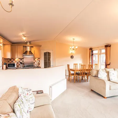 Saffron With Hot Tub Lodge Malton