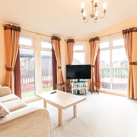 Saffron With Hot Tub Lodge