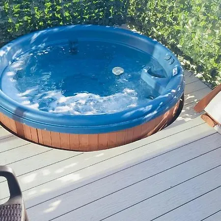 Saffron With Hot Tub *