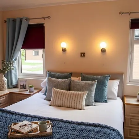 Lodge Saffron With Hot Tub *