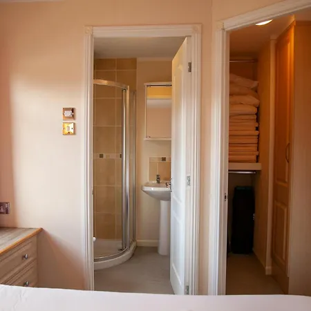 Saffron With Hot Tub 맬튼