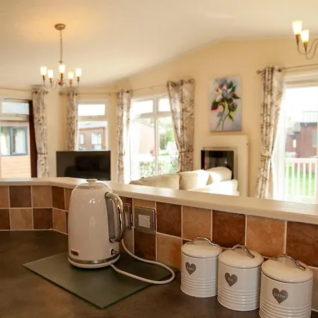 Saffron With Hot Tub Lodge