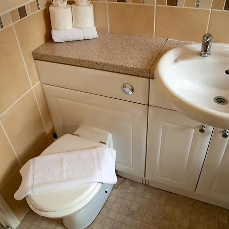 Saffron With Hot Tub