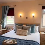 Lodge Saffron With Hot Tub *